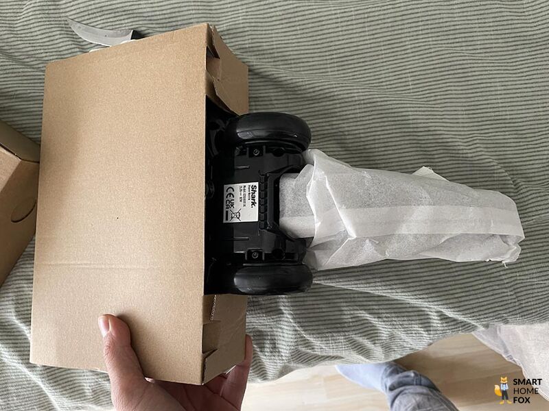 Man sieht, wie die Einzelteile des Shark Anti Hair Wrap Flexology verpackt sind.